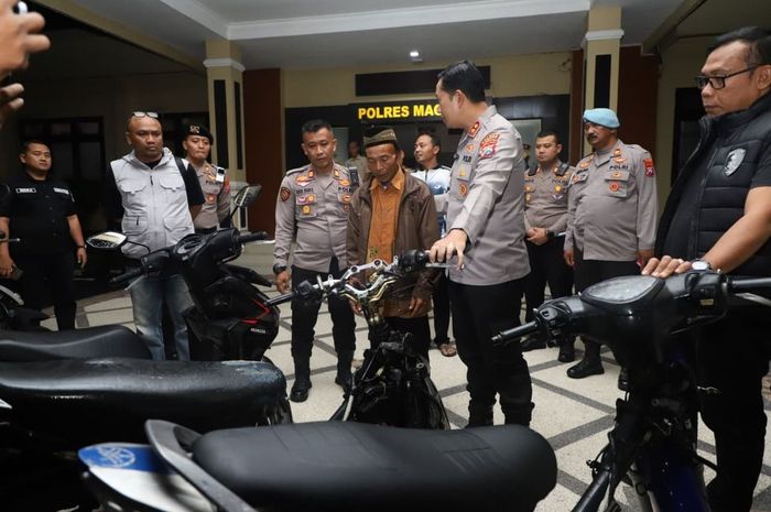 Kapolres Magetan, AKBP Raden Erik Bangun Prakasa serahkan motor Yamaha Jupiter Z kepada mbah Loso yang sebelumnya dibawa kabur maling saat parkir di sawah