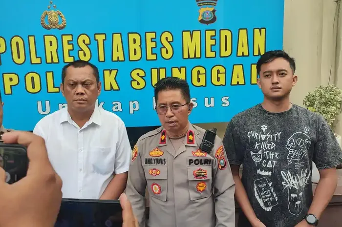 Kapolsek Sunggal, Kompol Muhammad Yunus Tarigan dalam konferensi pers penangkapan penipu penggelapan motor modus teman kencan dari aplikasi Tantan
