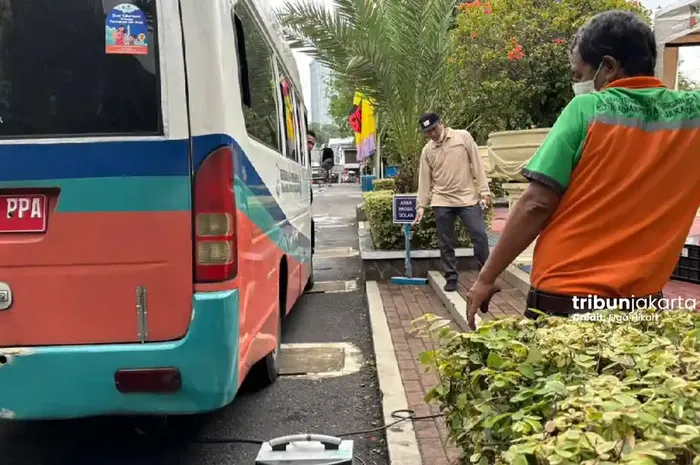 Proses uji emisi kendaraan di kantor Wali Kota Jakarta Pusat, (20/1/26) kemarin tunjukan mobil diesel pelat merah banyak yang tidak lulus