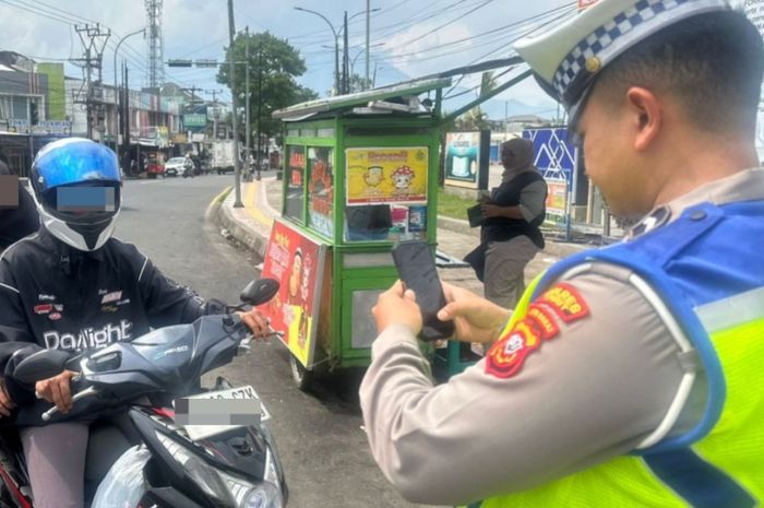 Satlantas Polres Garut mulai sosialisasi dan uji coba sistem tilang elektronik berbasis genggam atau Electronic Traffic Law Enforcement (ETLE) Handheld di wilayah Kabupaten Garut