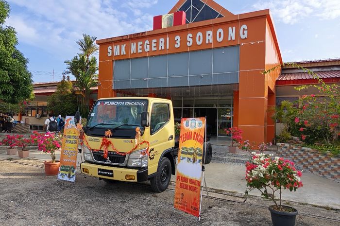 PT Krama Yudha Tiga Berlian Motors (PT KTB donasikan Mitsubishi Fuso Colt Diesel Kepada SMK Negeri 3 Sorong