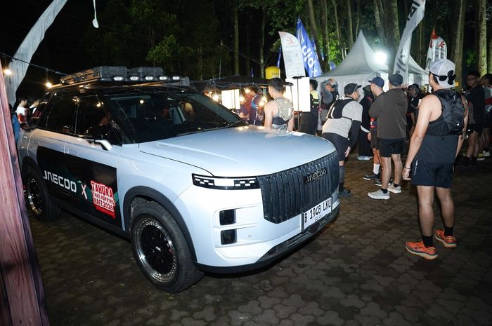 Tampak depan JAECOO J7 SHS-P Discover Edition hadir di tengah antusiasme peserta Tahura Trail Run 2026.