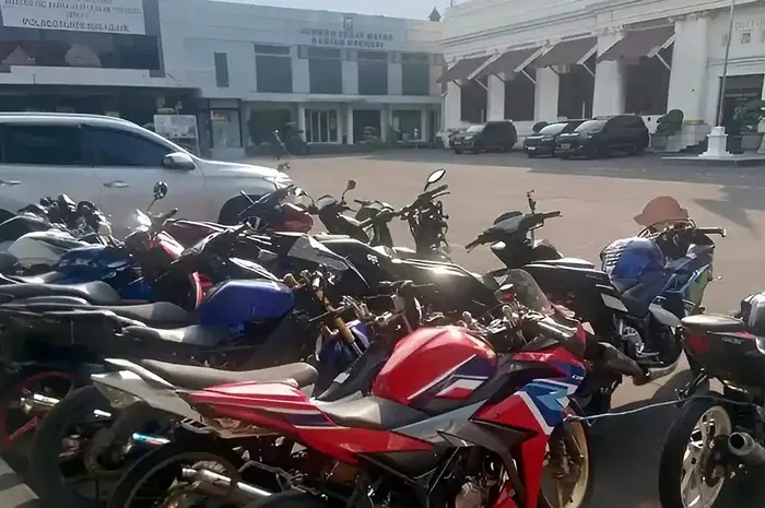 Deretan motor hasil sitaan saat razia karena pelanggaran lalu lintas di Polrestabes Surabaya