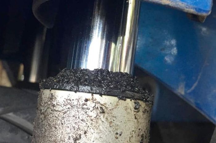 Sokbreker depan rembes 