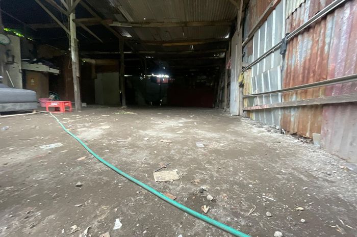 Gudang rongsokan yang menjadi lokasi penampungan motor dan mobil curian di dusun Beciro, Desa Jumputrejo, Sukodono, Kabupaten Sidoarjo, Jawa Timur, dari lokasi Polisi amankan 74 motor dan 4 mobil