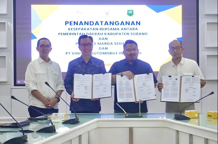 Dari kiri ke kanan: Bapak H. Asep Nuroni, S.Sos., M.Si - Sekretaris Daerah Kabupaten Subang; Bapak Pham Sanh Chau - CEO VinFast Asia; Bapak Reynaldi Putra Andita B.R., S.IP - Bupati Subang; Bapak Andre Yulianto - Head of GA &amp; Procurement - Perwakilan PT Lintas Marga Sedaya pada upacara penandatanganan.