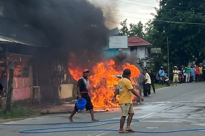 Daihatsu Sigra terbakar di Jalan Piere Tandean, Desa Hative Kecil, Sirimau, Kota Ambon, Maluku, (28/1/26) Sore.