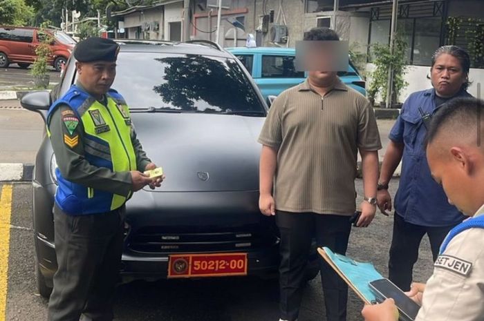Porsche Cayenne pakai pelat dinas Kemhan diamankan. Pengemudi ditangkap