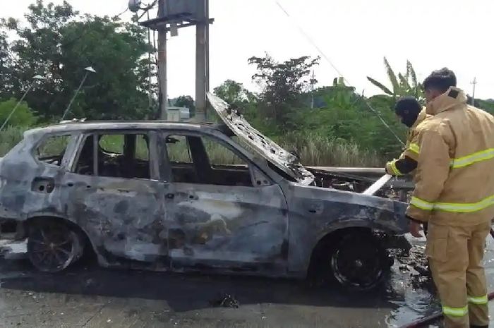 BMW X3 terbakar dan kandas