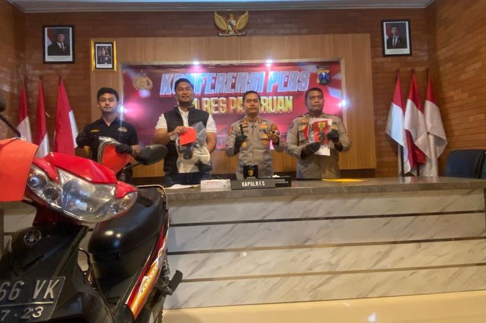 Konferensi Pers Polres Pasuruan penangkapan spesialis maling motor di Pasuruan yang dilakukan dua pemuda, salah satunya mahasiswa