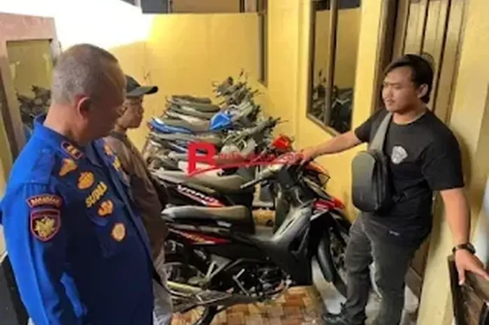 Barang bukti Honda Revo Fit yang dicuri Kepala Desa Ketungau Hulu, kabupaten Sintang, Kalimantan Barat saat diamankan Satpolairud Polres Sintang