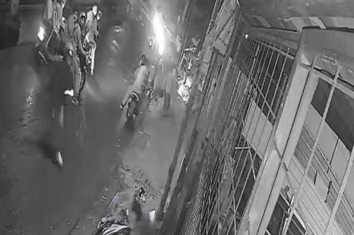Rekaman CCTV geng motor brutal di Bandung