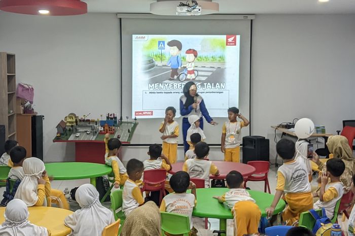 Instruktur safety riding Honda menghadirkan inovasi edukasi keselamatan berkendara yang efektif untuk anak-anak