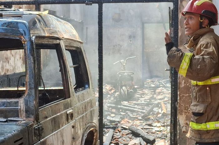 Rumah dan harta benda terbakar saat pemilik mengganti oli mesin mobilnya Suzuki Katana di depan rumah desa Dawuhan Lor, Sukodono, kabupaten Lumajang, Jawa Timur