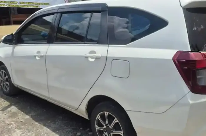 Daihatsu Sigra milik sopir taksi online yang sempat hilang dibawa kabur penumpangnya saat mampir beli minum di minimarket desa Mojowangi, Mojowarno, kabupaten Jombang, Jawa Timur