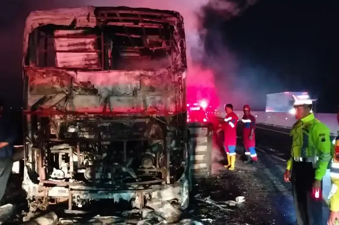 Bangkai bus PO Haryanto nopol B 7282 VGA usai terbakar habis di KM 301+300/A tol Pejagan-Pemalang, desa Banjarmulya, Pemalang, Jawa Tengah, (3/2/26)