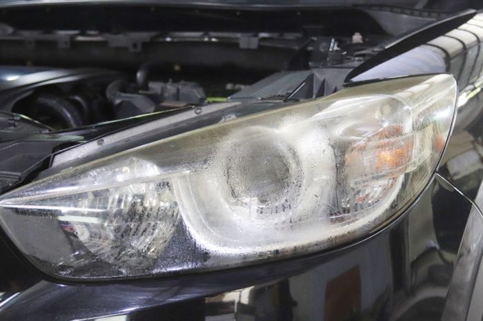 Seiring pemakaian headlamp mobil jadi mudah berembun di kondisi cuaca sering hujan seperti sekarang