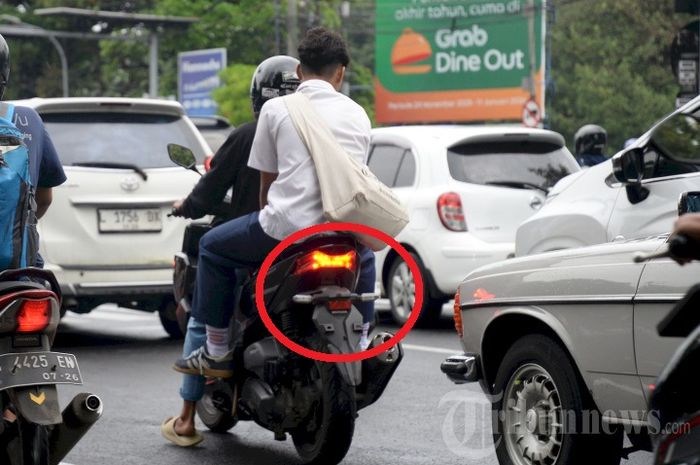 Contoh Honda Vario 160 warga Surabaya yang sengaja tidak memasang pelat nomor belakang