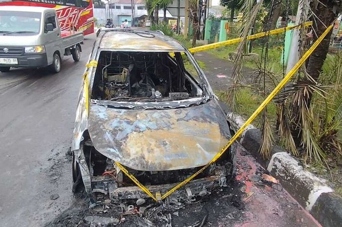 Honda Brio Satya milik seorang Bidan yang terbakar di depan kantor Gedung Bale Jaya Dewata, Kantor Gubernur Jawa Barat wilayah Cirebon