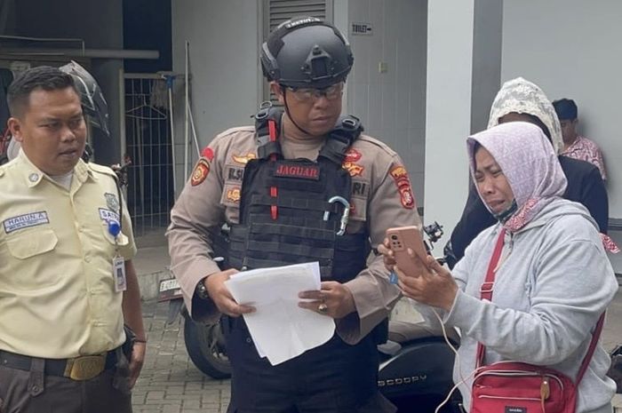 Seorang wanita mengadu ke anggota Perintis Presisi Polres Metro Depok karena motornya dirampas komplotan debt collector di Jalan Kartini, kota Depok