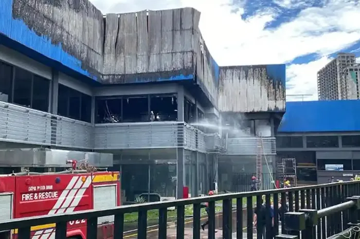 Lantai dua kantor dan pabrik Karoseri Delima Jaya di Bogor Utara, kota Bogor, Jawa Barat terbakar, sekitar pukul 08:34 WIB, (6/2/26)