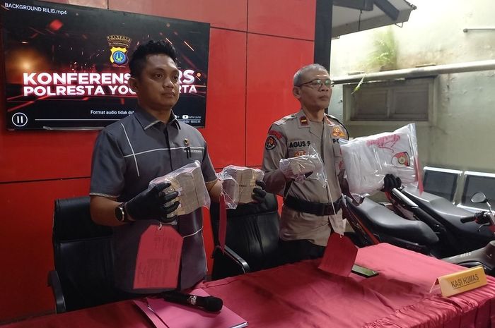 Barang bukti penangkapan tiga komplotan pencuri uang spesialis nasabah bank dengan modus gembosi ban mobil memakai sandal berpaku di kota Yogyakarta