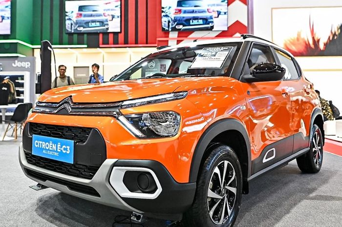 Di area booth IIMS 2026, pengunjung dapat melihat langsung seluruh lini kendaraan Citro&euml;n.