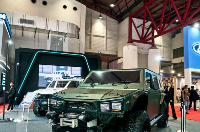 Kendaraan taktis Pindad Maung MV1 dan MV2 4x4 tampil di ajang Indonesia International Motor Show (IIMS) 2026.