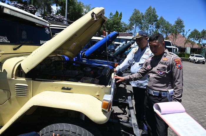 Rampcheck jip wisata gunung Bromo di rest area Tengger Semeru, Tosari, kabupaten Pasuruan, Jawa Timur oleh Satlantas Polres Pasuruan bersama Dishub, Jasa Marga dan Satresnarkoba, (4/2/26)