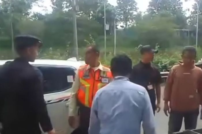 Keributan antara petugas keamanan tol Cipali dengan pedagan asongan yang bandel di rest area 102/A Kalijati, kabupaten Subang, Jawa Barat