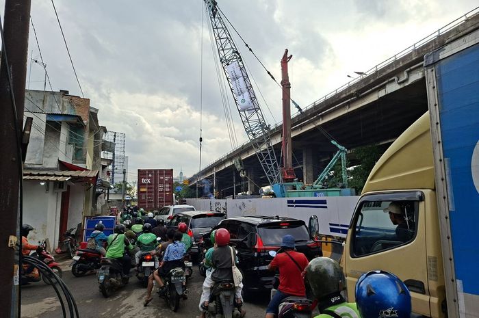 Kemacetan parah di Jalan Raya Latumeten, Grogol Petamburan, Jakarta Barat imbas proyek pengerjaan flyover, (6/2/26)