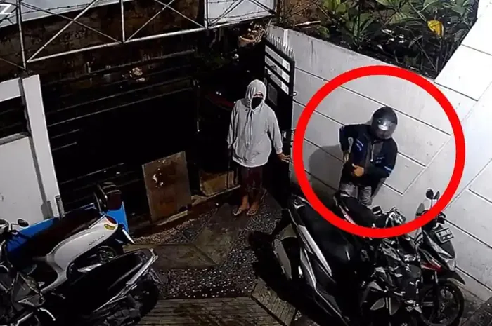 Dua pelaku maling motor Honda BeAT di parkiran rumah kos Jalan Bromo II, Sawahan, kota Surabaya, Jawa Timur