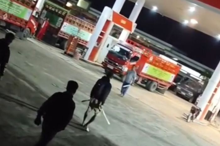 Sopir terlibat duel di SPBU sambil membawa parang usai diawali serobot antrean solar
