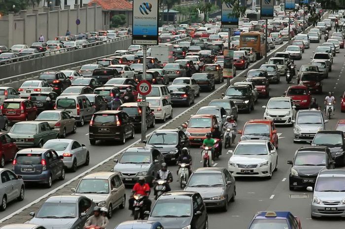 Ilustrasi lalu lintas mobil dan motor di negara Malaysia