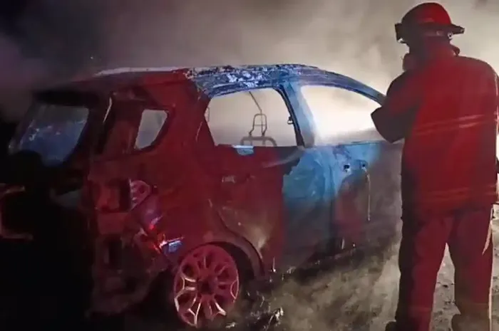 Bangkai Ford EcoSport yang terbakar habis di ruas tol Nganjuk-Caruban wilayah desa Purworejo, Pilangkenceng, kabupaten Madiun, Jawa Timur, (8/2/26)