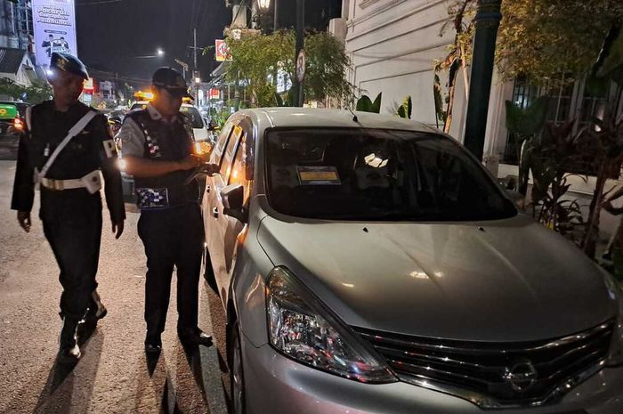 Petugas Dinas Perhubungan kota Yogyakarta bersama tim gabungan melakukan penindakan parkir liar di wilayah Jalan Pasar Kembang, kota Yogyakarta