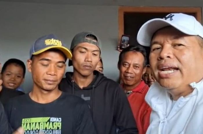 Gubernur Jawa Barat, Dedi Mulyadi temui warga yang menjadi tersangka usai menangkap dua maling motor Yamaha Vega di kabupaten Subang, Jawa Barat