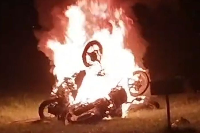 Beberapa motor dibakar jadi api unggun saat tawuran pelajar di desa Bakung Lor, Jamblang, kabupaten Cirebon, Jawa Barat