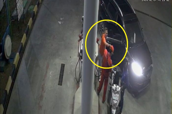 Dalam lingkaran kuning, oknum ASN kecamatan Parengan, Tuban, Jawa Timur menganiaya  4 petugas SPBU