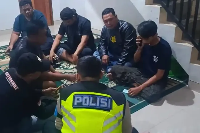 Anggota Polres Batang datangi rumah remaja yang mengaku jadi korban begal di jembatan Sungai Terju, Sipule, Kluwih, Bandar, kabupaten Batang, Jawa Tengah, ternyata Honda BeAT Karbu yang dimiliki ditarik leasing