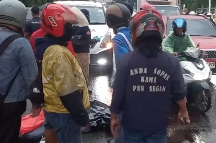 Evakuasi jasad siswa SMK yang tewas akibat lubang jalan di Matraman Raya, Jakarta Timur