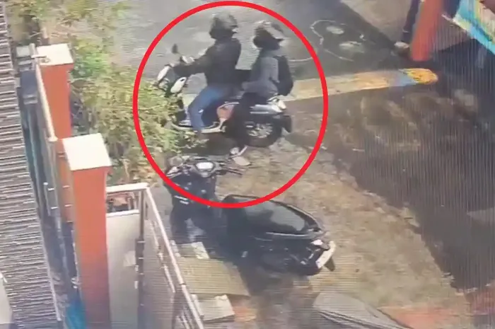 Dalam lingkaran merah, dua pelaku pencurian Honda Scoopy yang beraksi mebobol garasi rumah di kawasan Kebon Bawang, Tanjung Priok, Jakarta Utara