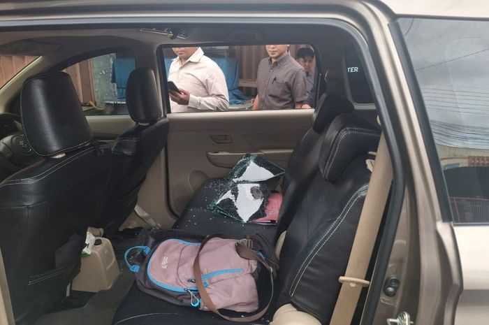 Kaca pintu tengah samping kanan Suzuki Ertiga pecah jadi korban pencurian di Jalan Raya Kembiritan, desa Kembiritan, Genteng, Banyuwangi, (10/2/26).