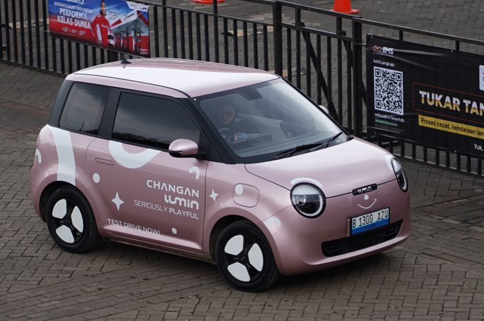 Deepal S07 memang dibekali konsep Luxury Yacht Interior dengan Yacht Style Wrap Around Design dan ambient light 64 warna.