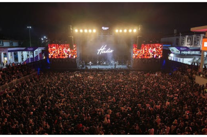 IIMS Infinite Live 2026 menghadirkan penampilan .Feast dan Hindia yang membawakan lagu-lagu dengan pesan sosial. 