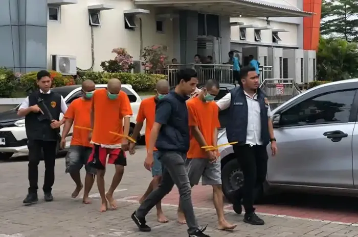 Para pelaku pencurian dua dump truck di kabupaten Gresik, Jawa Timur yang diamankan Satreskrim Polres Gresik