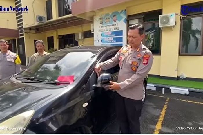Kapolsek Jetis, AKP Soni Yuniawan menunjukan kondisi Nissan Grand Livina yang dirusak tiga remaja memakai celurit di Jalan Imogiri Barat, Bantul, Yogyakarta