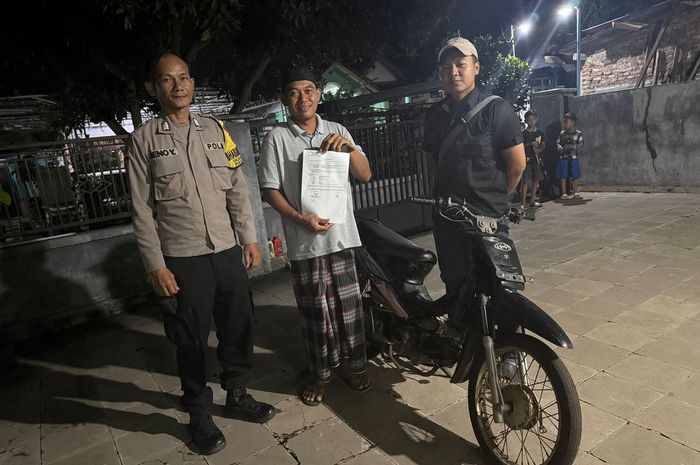 Motor bebek merek Happy yang sebelumnya hilang dicuri berhasil ditemukan di lahan kosong digeletakan pencuri di desa Kesek, kabupaten Pasuruan, Jawa Timur
