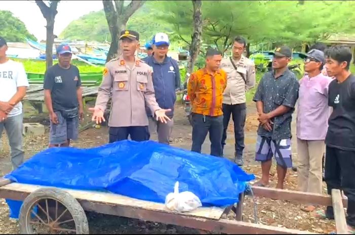 Dalam kantung biru berisi jenazah pelaku maling motor yang ditemukan tewas kelelep atau tenggelam di laut Pantai Lampon, Pesanggaran, Banyuwangi, Jawa Timur, (12/2/26)