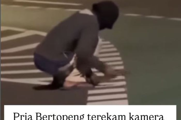 Pelaku pencurian road stud atau mata kucing jalan di sekitar Undepass Cawang, Jakarta Timur